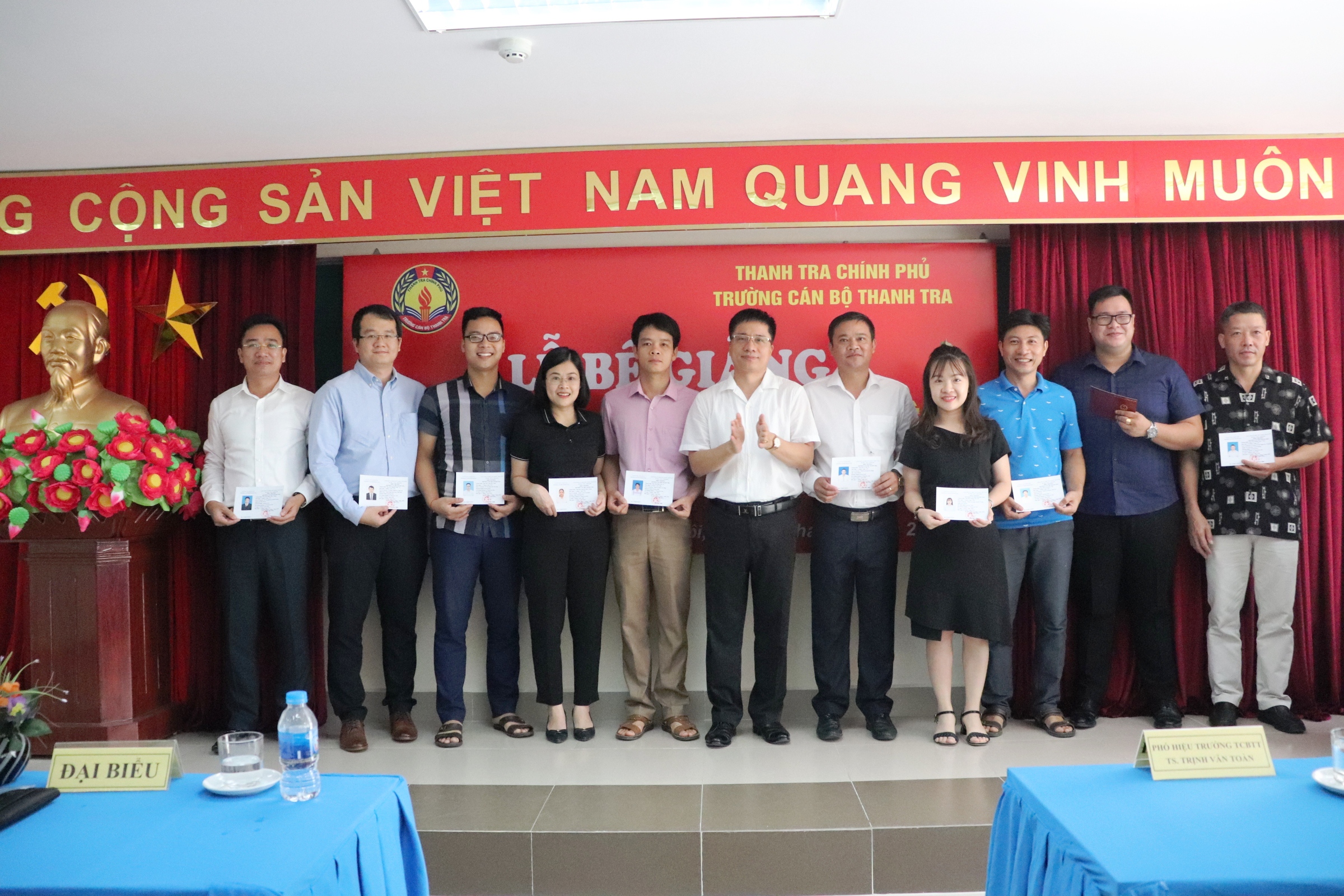 Các học viên được TS. Trịnh Văn Toàn trao Giấy chứng nhận hoàn thành khóa học. Ảnh: K. Dung